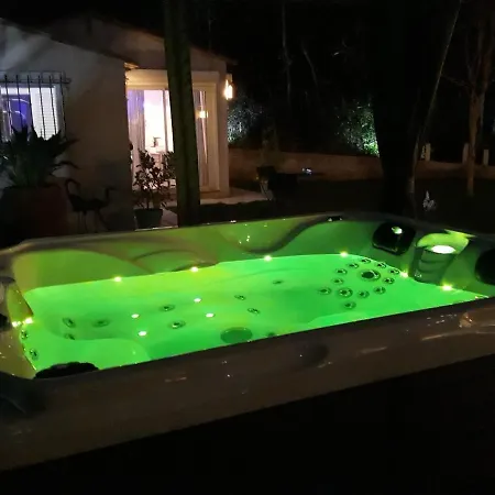 Dans Un Jardin Bb Et Jacuzzi מאנדליה-לה-נאפול