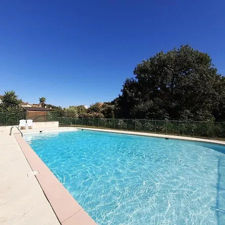 Dans Un Jardin Bb Et Jacuzzi ماندوليو لا نابول