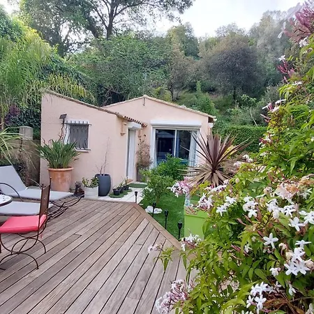Dans Un Jardin Bb Et Jacuzzi B&B *